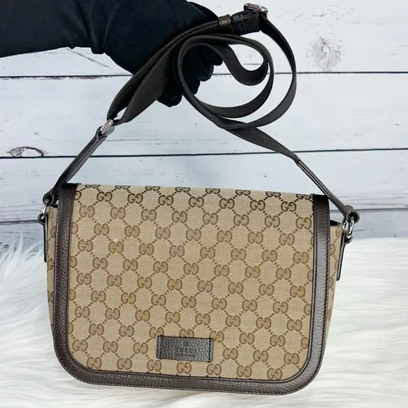 👜 Gucci GG Canvas Messenger Crossbody Bag - Picture 2 of 14